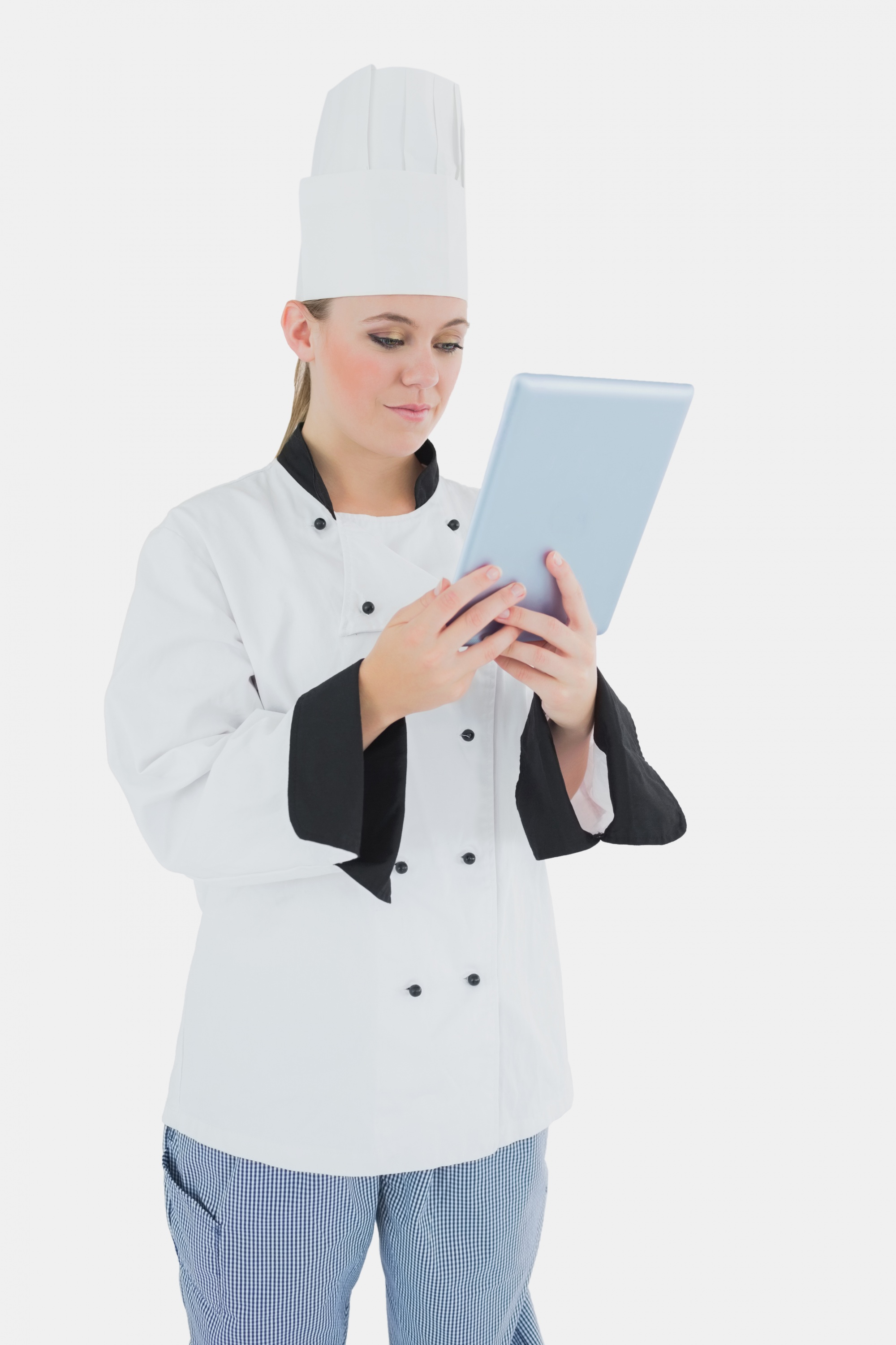 Chef moderno con tablet in cucina high-tech